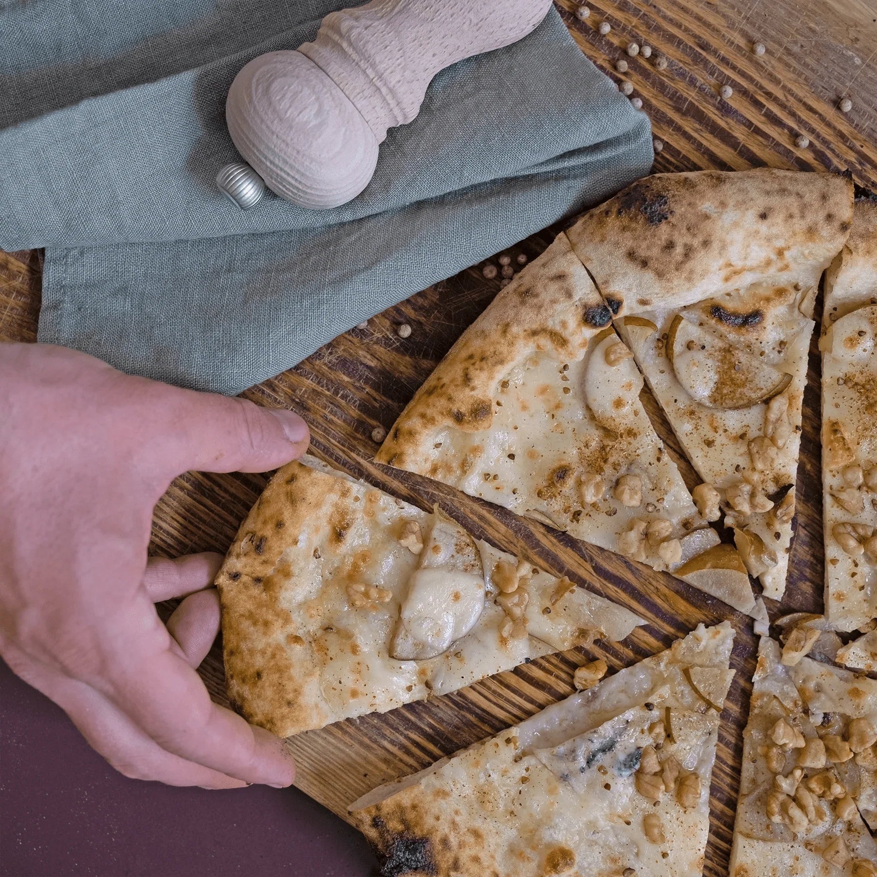 Pizza Bianca mit Gorgonzola und Weißem Kampot Pfeffer - Conflictfood