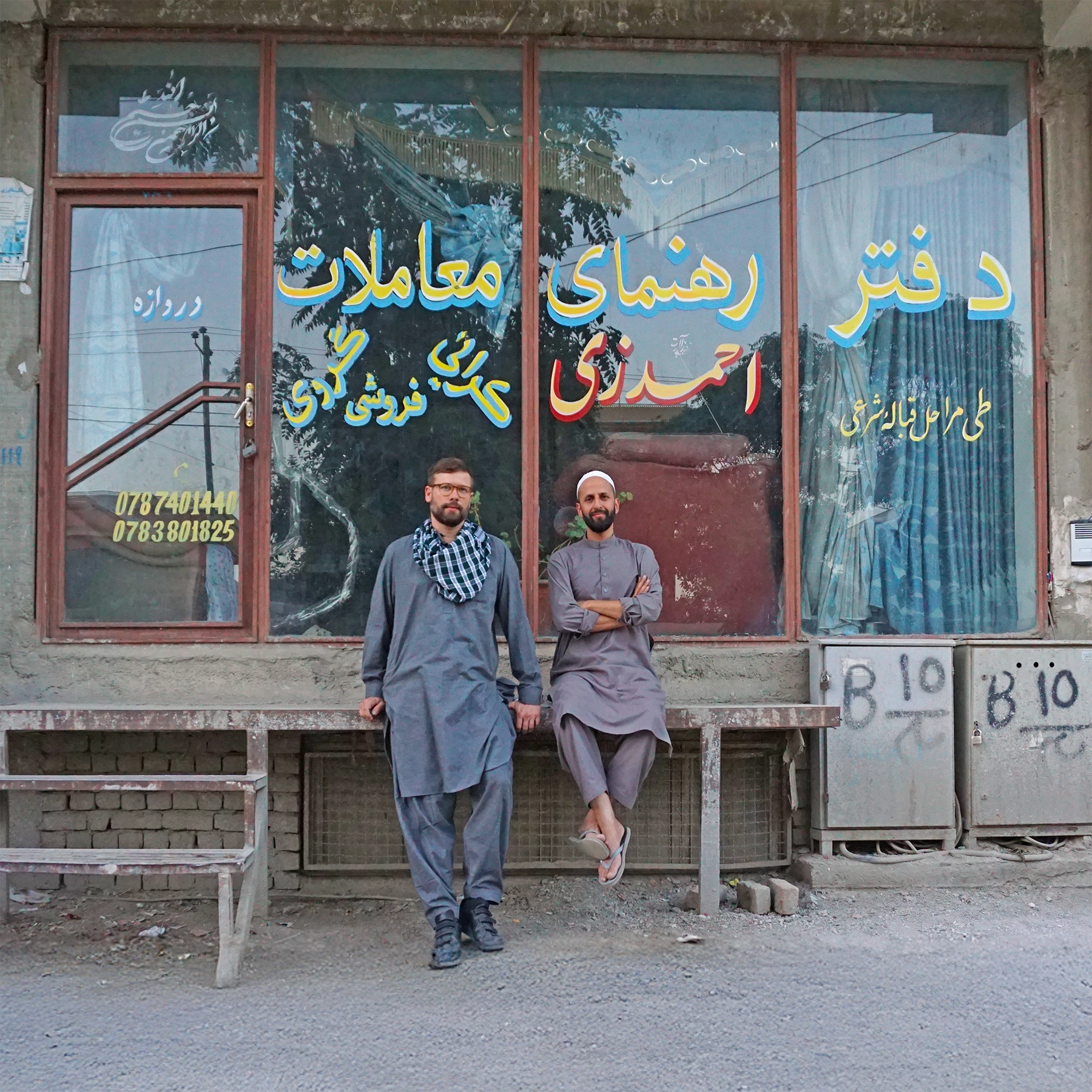 Gernot Würtenberger und Salem El-Mogaddedi von Conflictfood stehen in Kabul am Strassenrand und blicken in die Kamera
