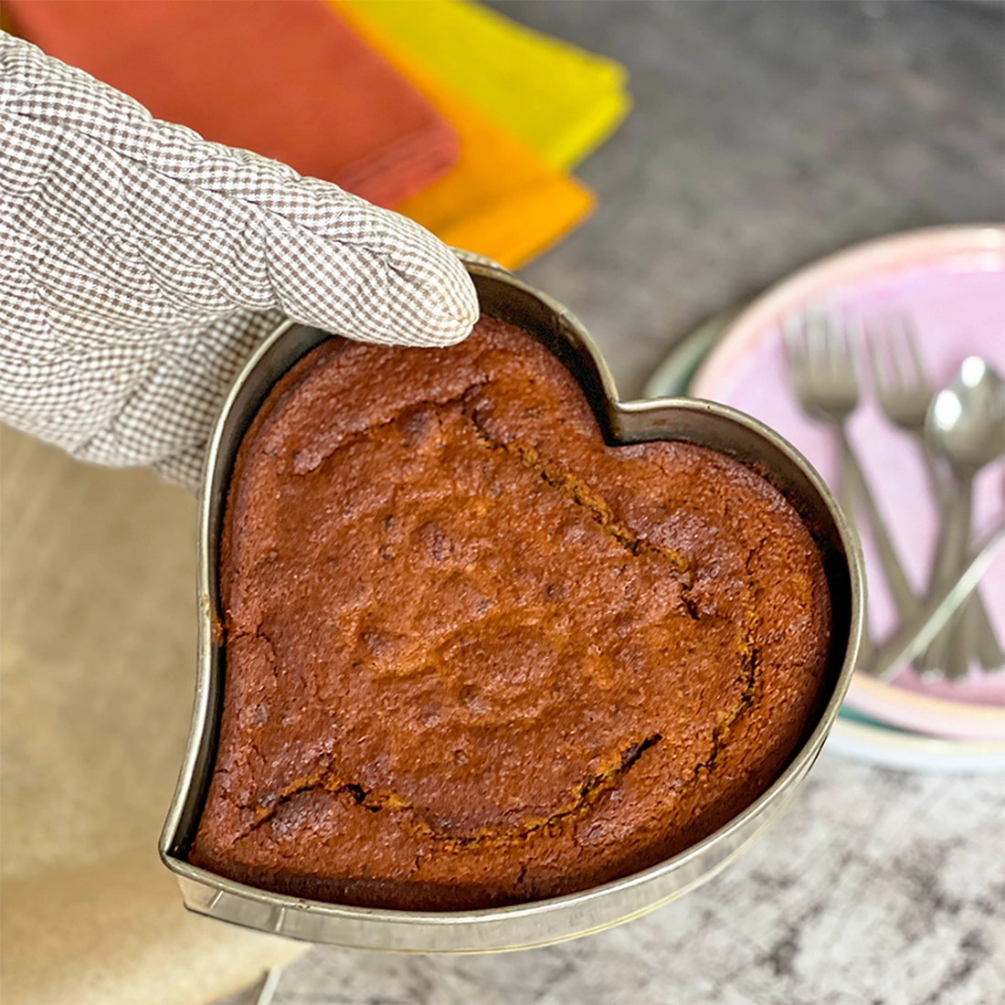 Ein frisch gebackener Kuchen Gateau D'Amour in einer herzförmigen Backform