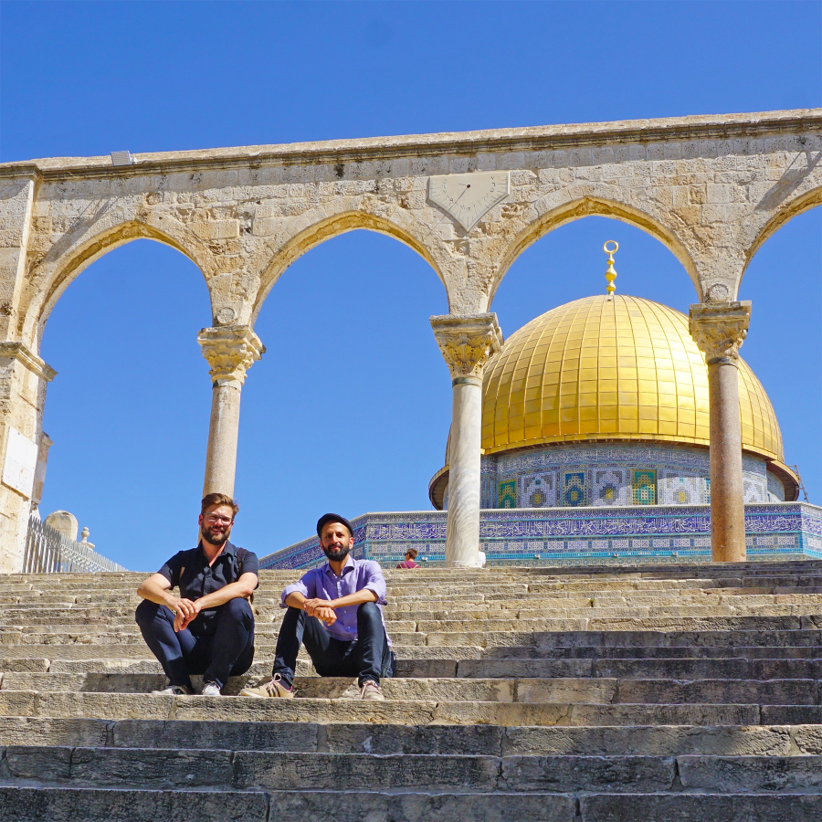 Gernot Würtenberger und Salem El-Mogaddedi von Conflictfood sitzen vor dem Felsendom in Jerusalem, Palästina