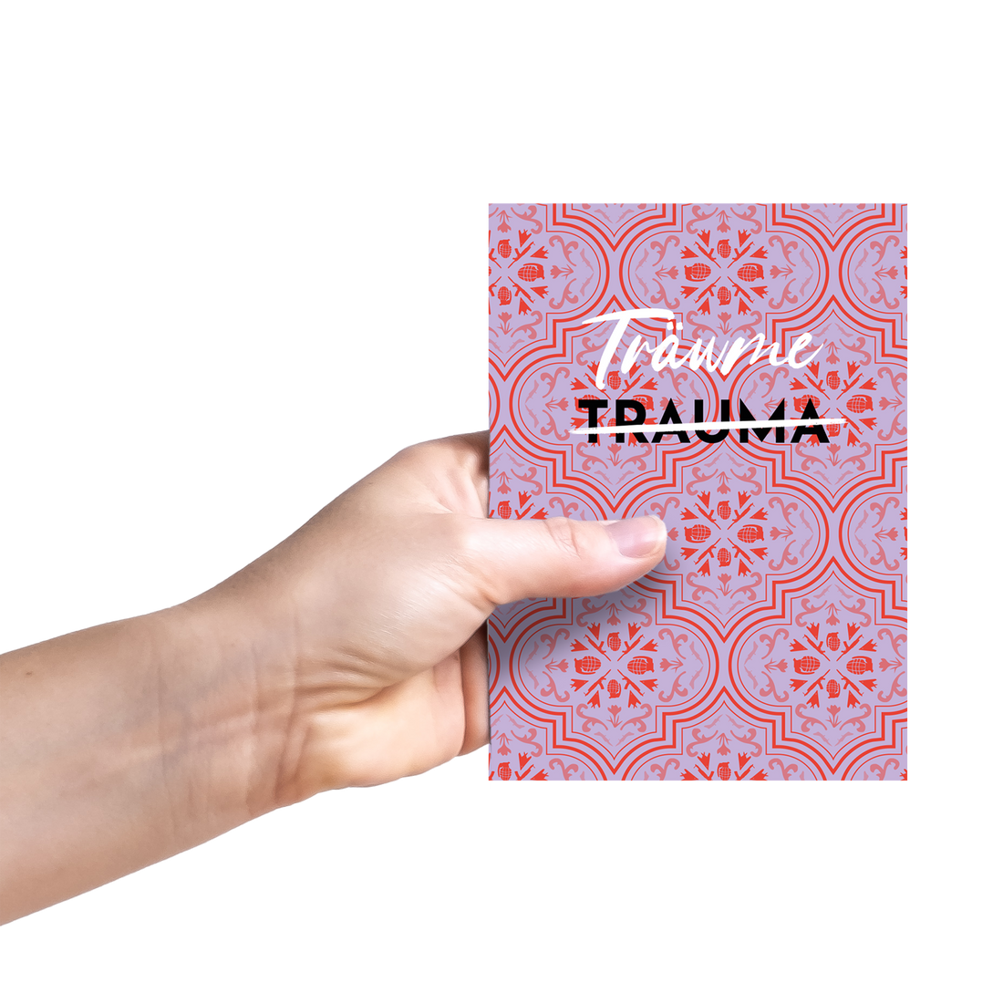 Eine Hand hält eineKarte mit der Aufschrift Träume statt Trauma