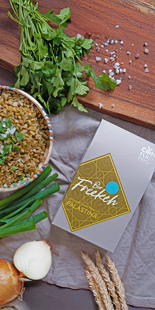 Eine Packung Freekeh und verschiedene Zutaten zum Kochen