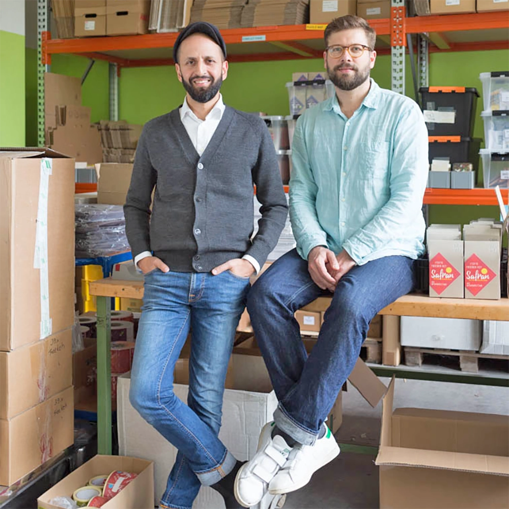 Salem El-Mogaddedi und Gernot Würtenberger von Conflictfood sitzen im Lager