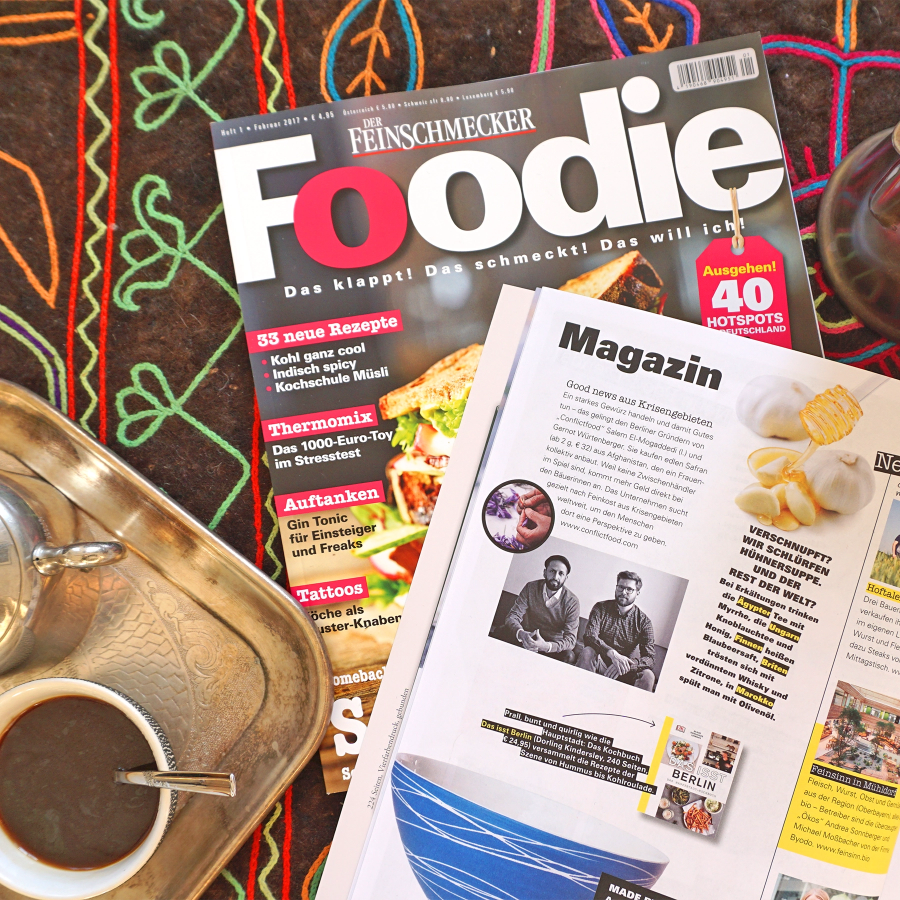 Das Magazin Der Feinschmecker liegt aufgeschlagen mit einem Artikel über Conflictfood darin