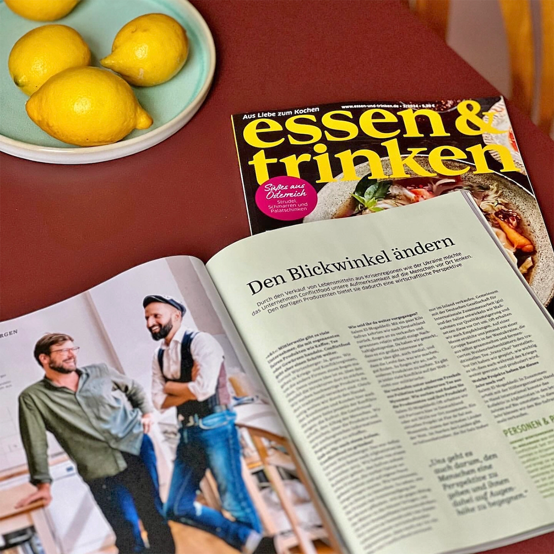 Das Magazin Essen & Trinken liegt aufgeschlagen und daneben Zitronen