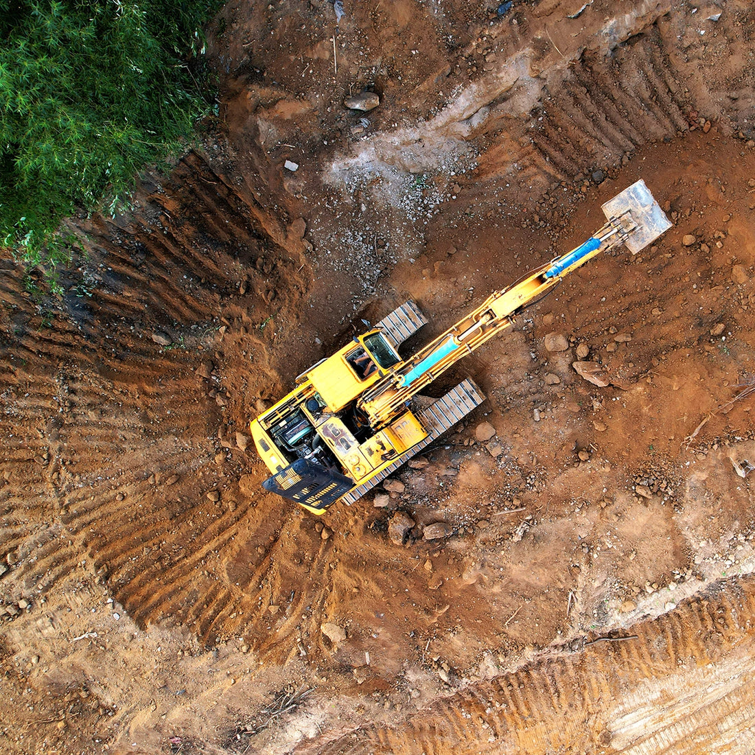 Ein Bagger im Regenwald von Kambodscha zerstört die Natur