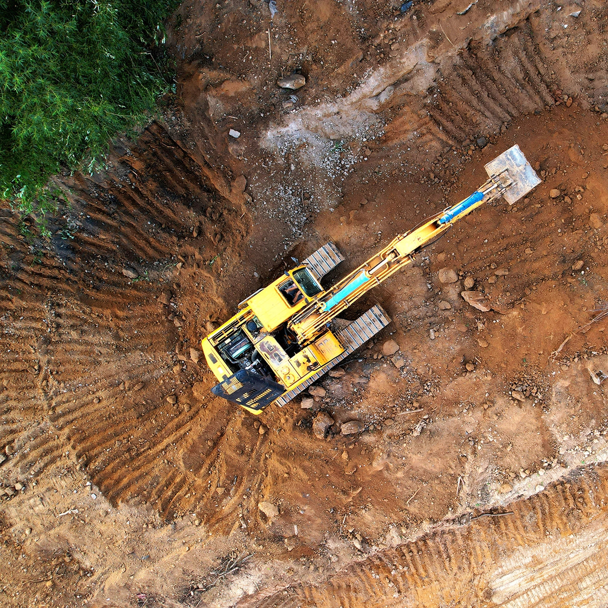 Ein Bagger im Regenwald von Kambodscha zerstört die Natur