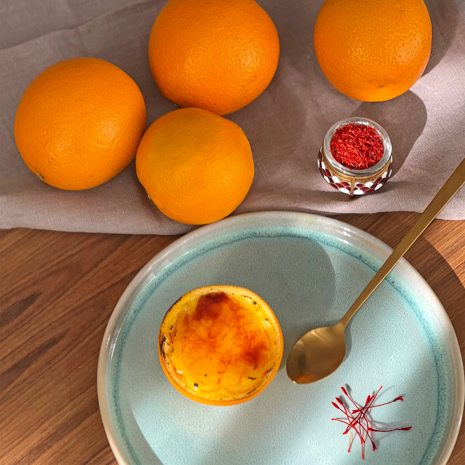 Safran Creme brulee, Orangen und ein Glässchen voll mit Safranfäden