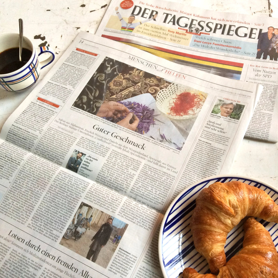 Die Zeitung Der Tagesspiegel liegt aufgeschlagen auf einem Tisch mit einem Artikel über Conflictfood darin