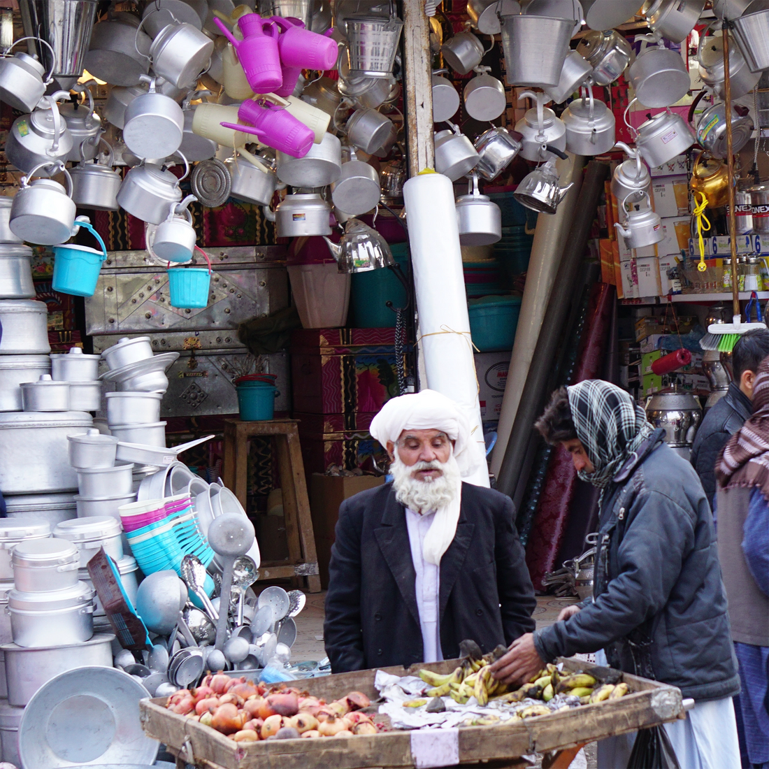 Haushaltswaren werden am Markt in Herat/ Afghanistan zum Verkauf angeboten