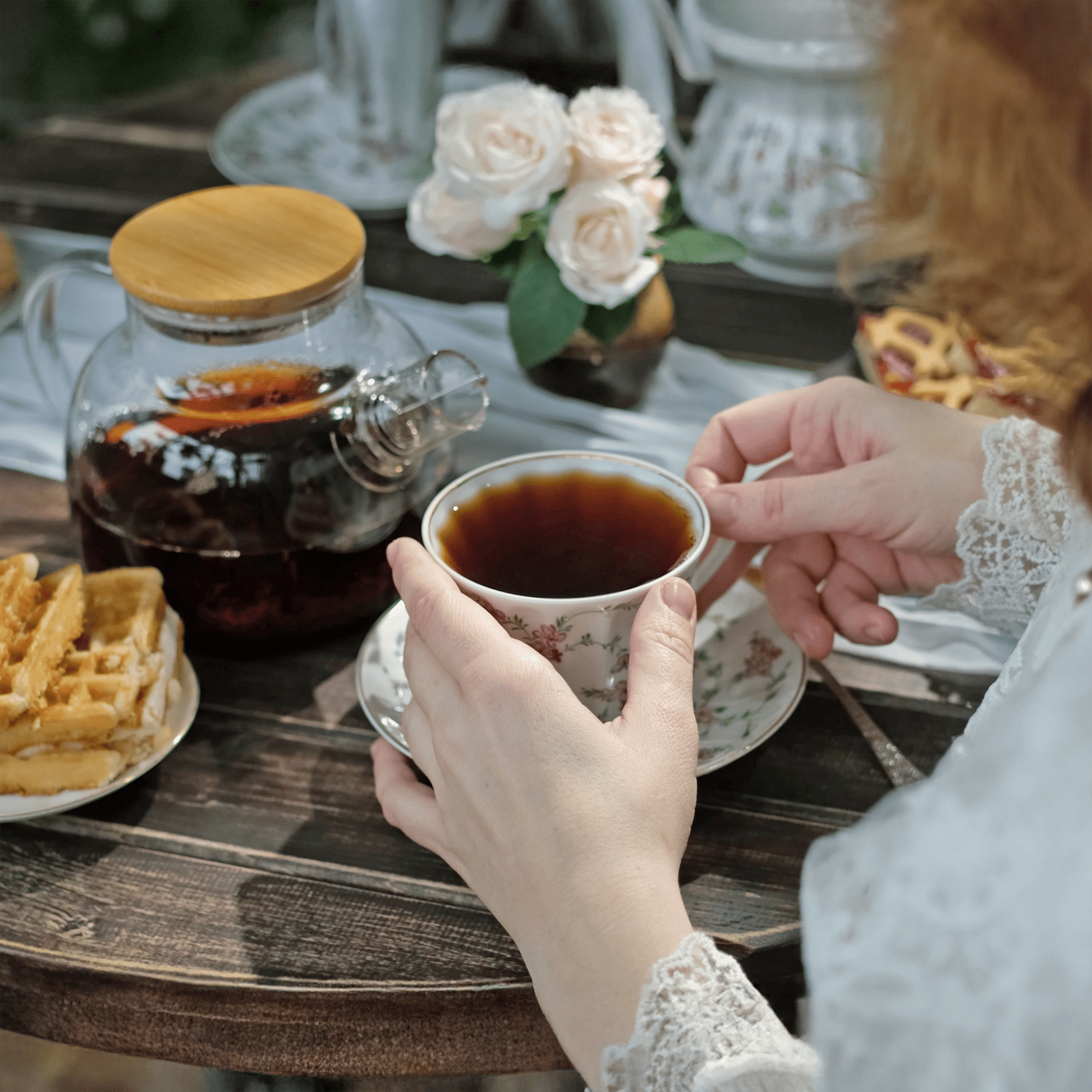Ein gedeckter Tisch mit Teekanne und Teetasse