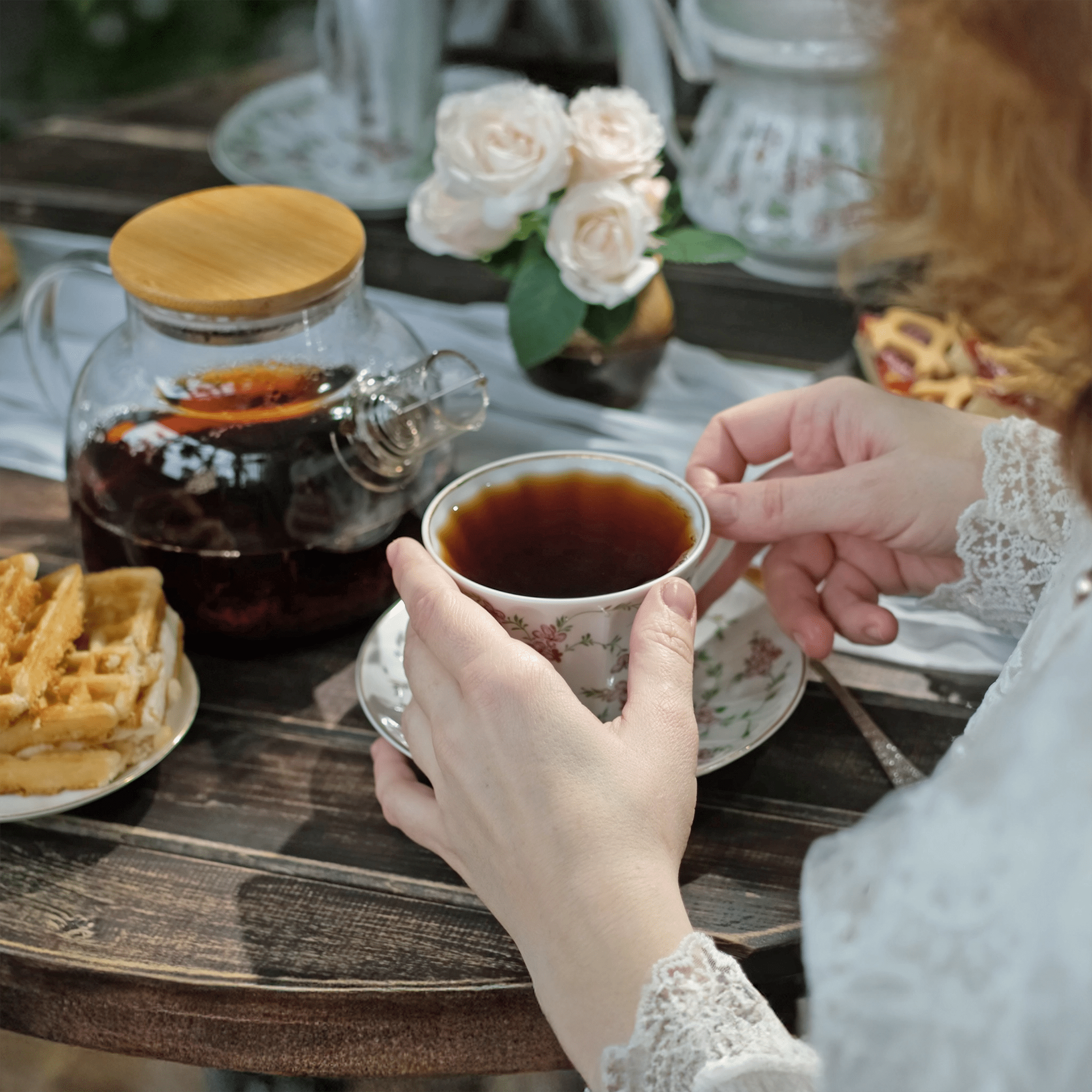 Ein gedeckter Tisch mit Teekanne und Teetasse