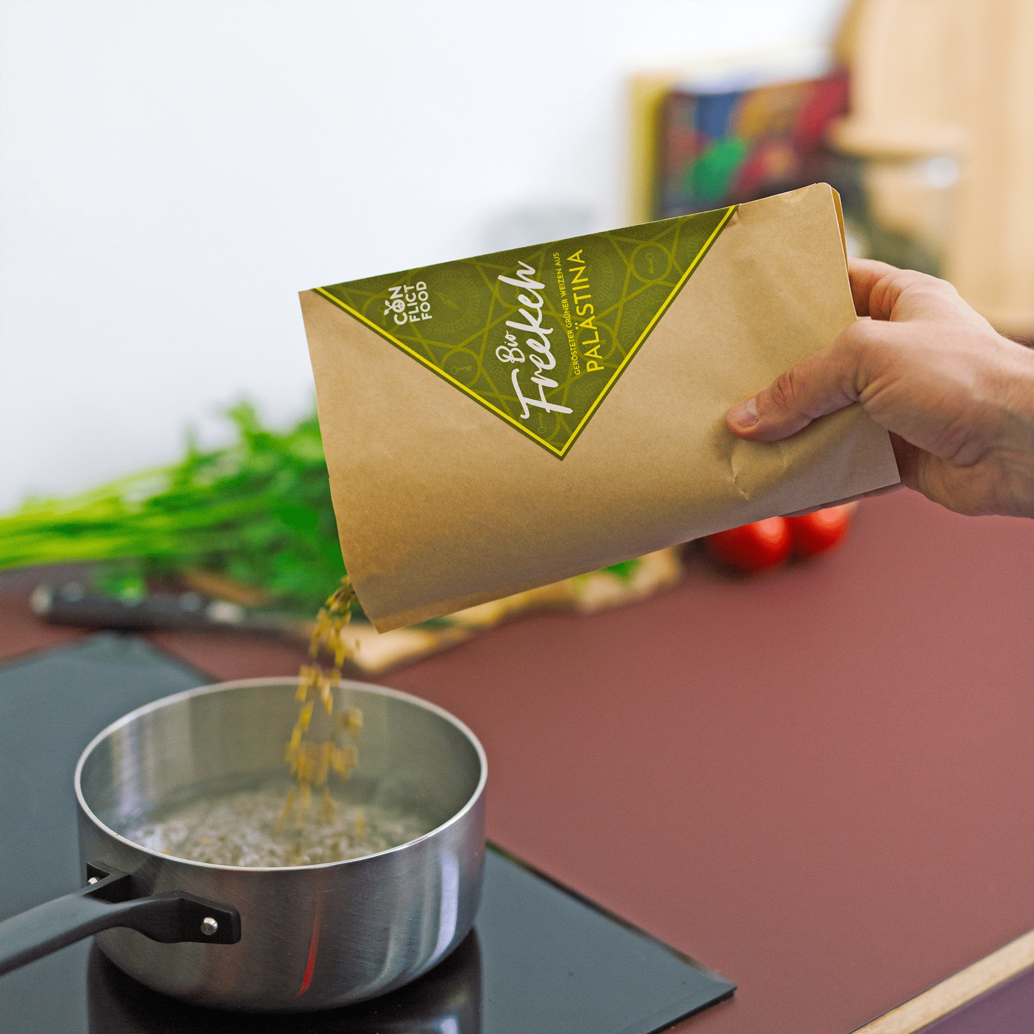 Eine Hand hält einen Vorratsbeutel Freekeh von Conflictfood und leert diesen in kochendes Wasser