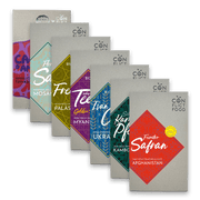 Sieben Conflictfood Päckchen Ivan Chai, Schwarztee Golden Shan, Feinster Safran, Schwarzer Kampot Pfeffer, Freekeh, Flor de Sal, Cacao DAmour stehen hintereinander aufgereiht