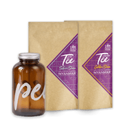 braunes Glas mit Alu-Schraubdeckel und PEACE-Aufschrift von Conflictfood. Zwei Conflictfood Vorratsbeutel Grüntee Silver Shan und Schwarztee Golden Shan aus Myanmar