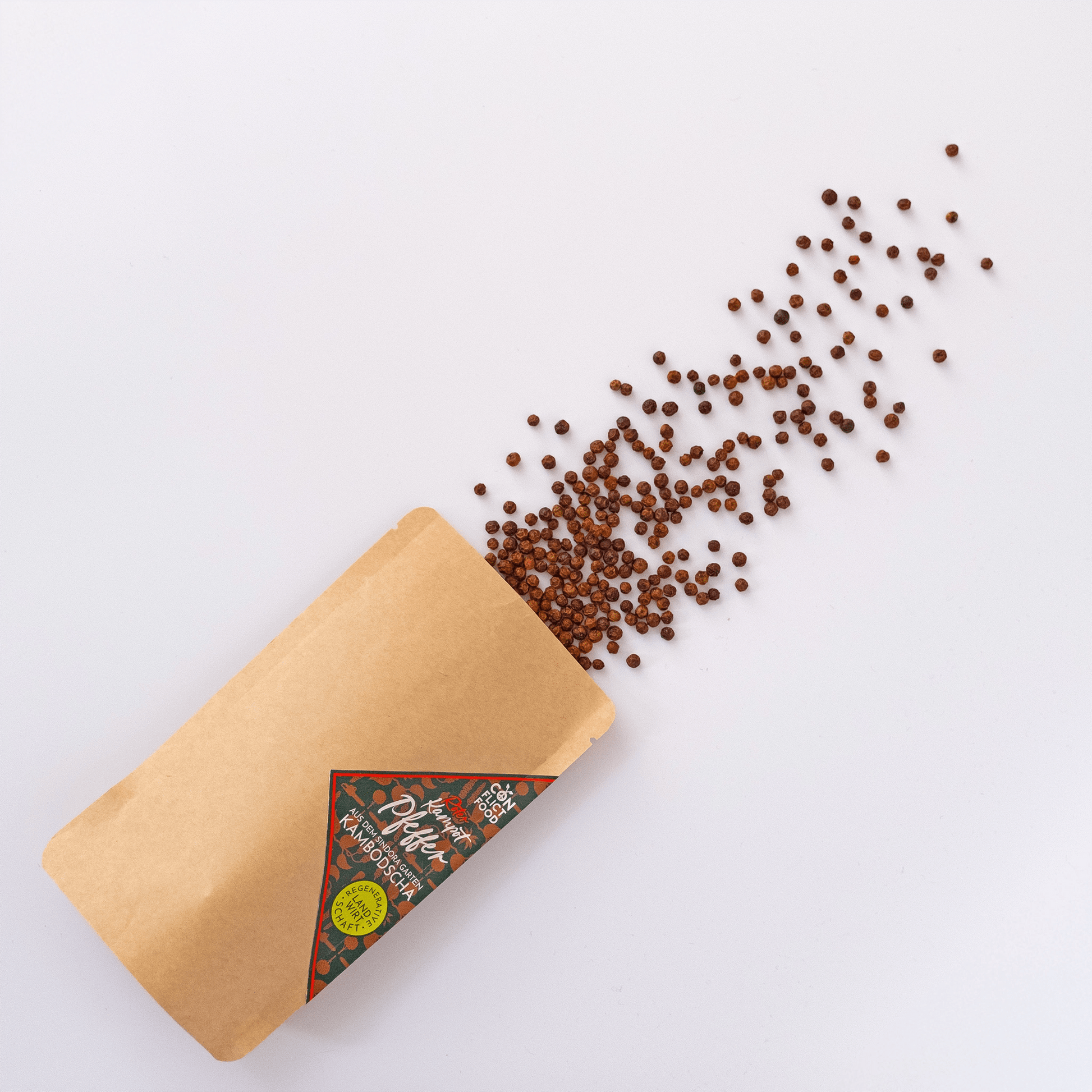 Ein Vorratsbeutel roter Kampot Pfeffer von Conflictfood