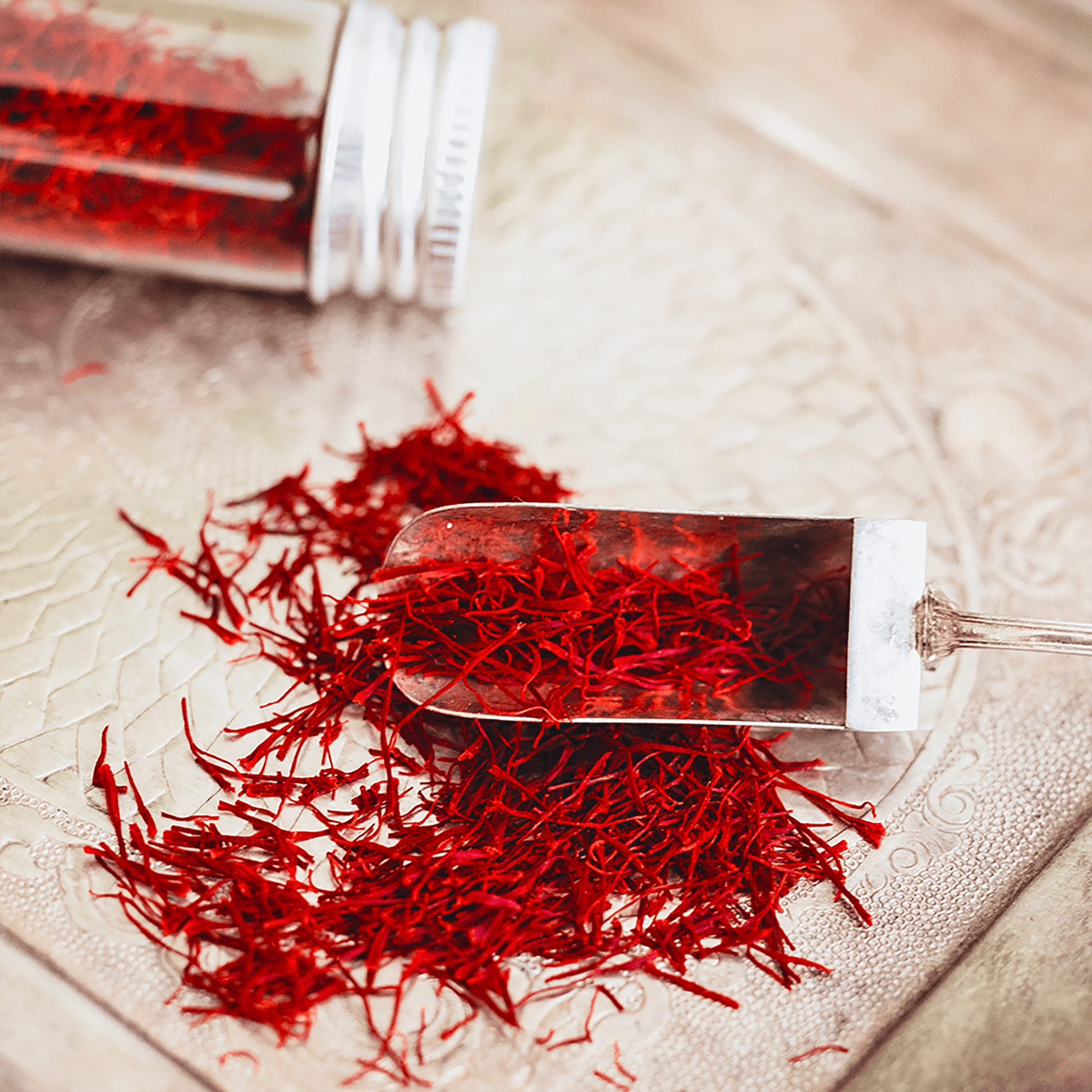 Ein Löffel voll mit roten Safranfäden