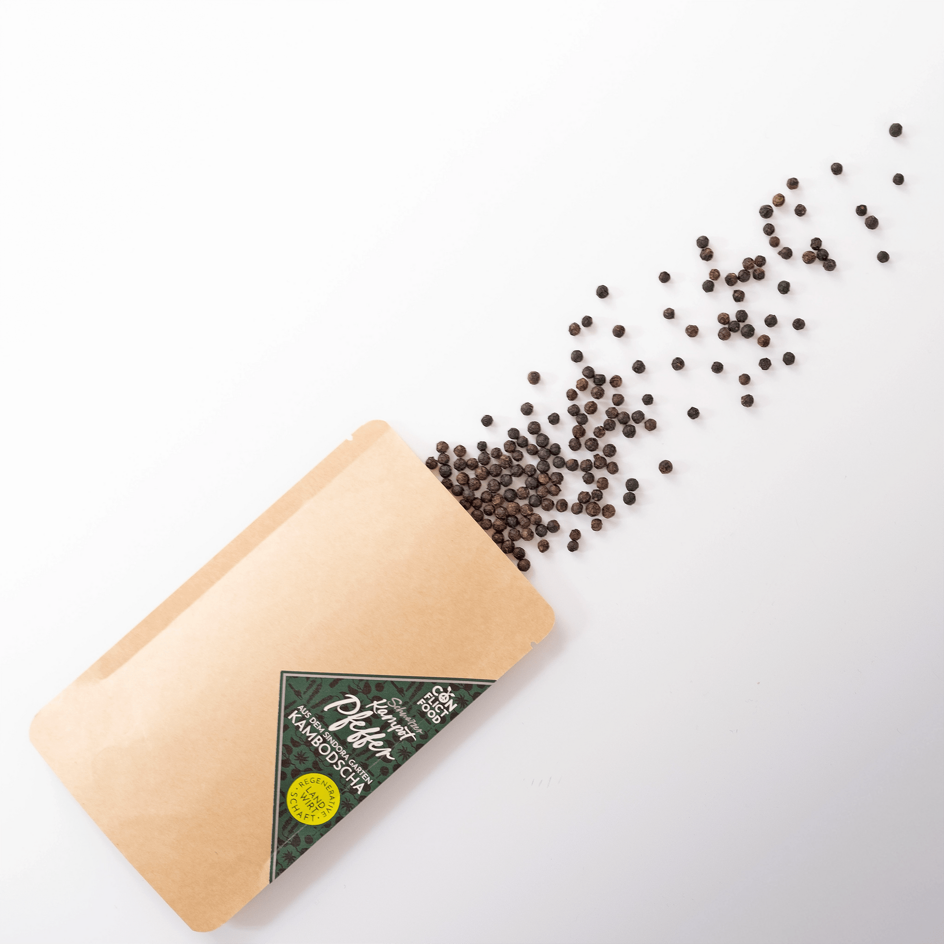 Ein Vorratsbeutel schwarzer Kampot Pfeffer von Conflictfood