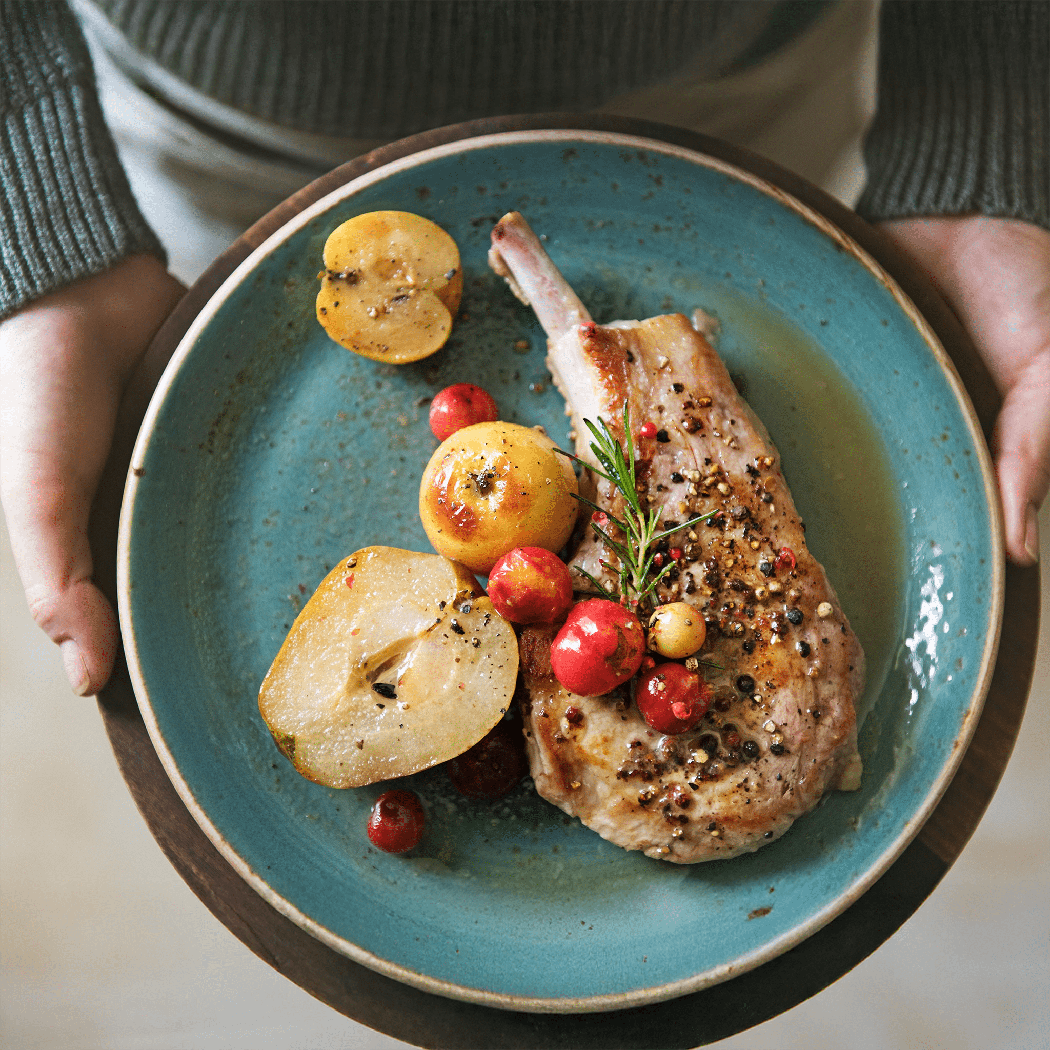 Auf einem Teller liegt ein Steak mit gebratenem Gemüse und Kampot Pfeffer
