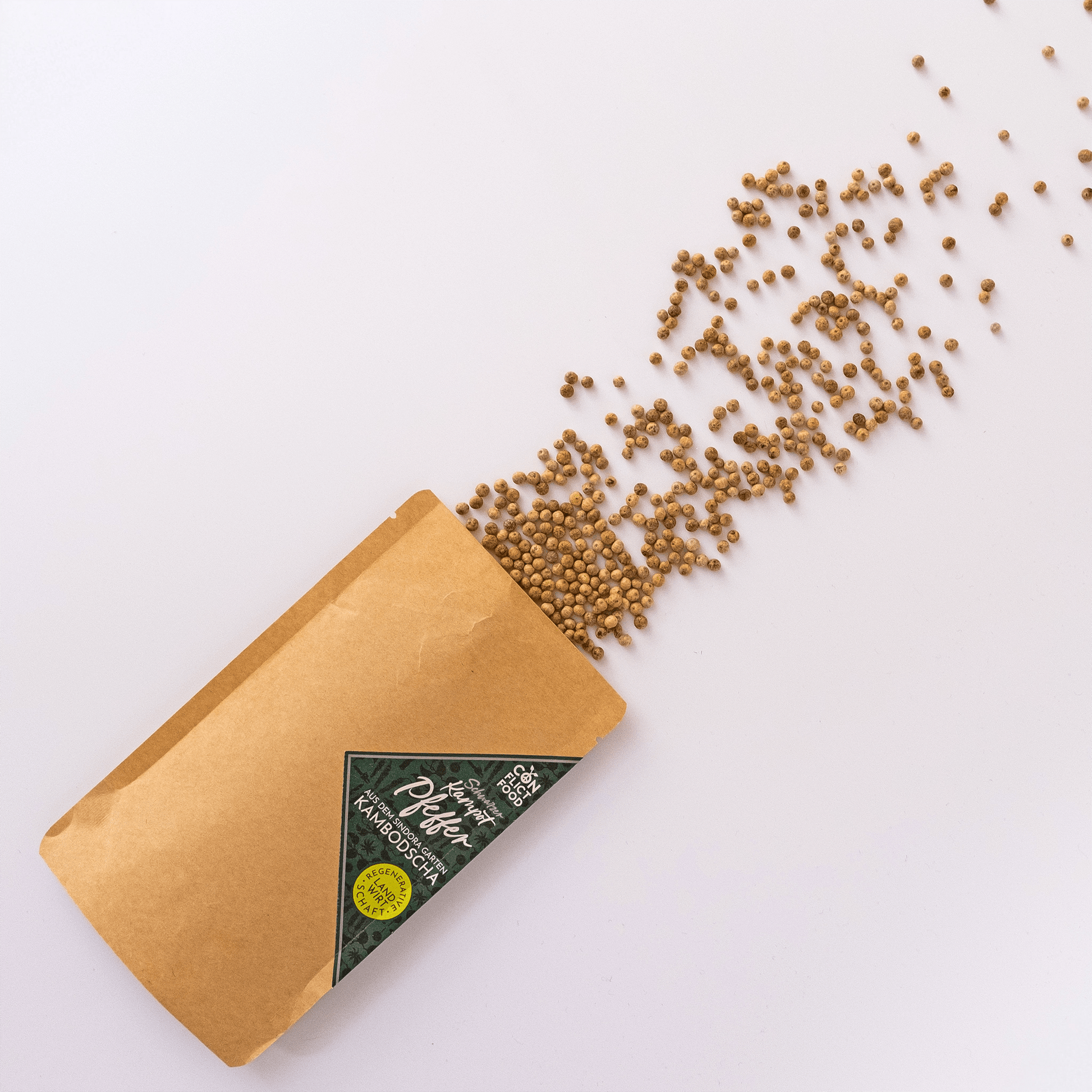 Ein Vorratsbeutel weisser Kampot Pfeffer von Conflictfood