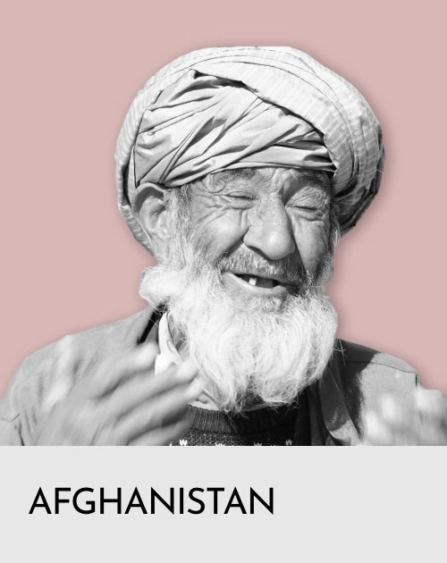 ein weissbärtiger Mann mit Turban seine Augen geschlossen und ein Lächeln im Gesicht.
Darunter weisser Balken mit Schrift AFGHANISTAN