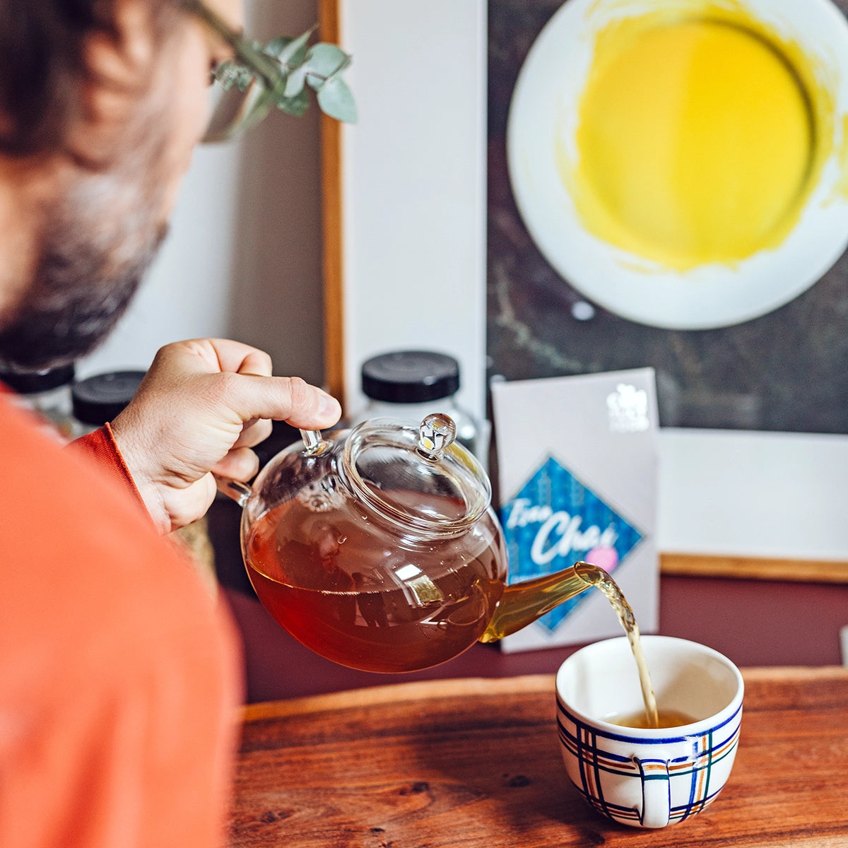 Ivan Chai wird in eine Tasse eingeschenkt