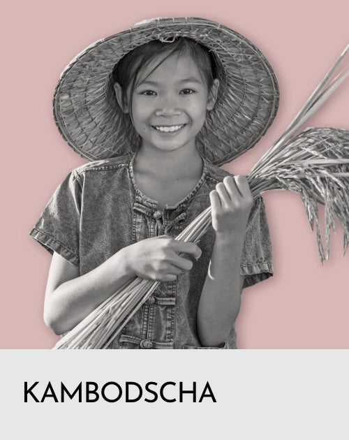 Ein lächelndes junges Mädchen aus Myanmar mit Strohhut und Ähren und Halmen in den Händen.
Darunter weißer Balken mit Schrift Kambodscha
