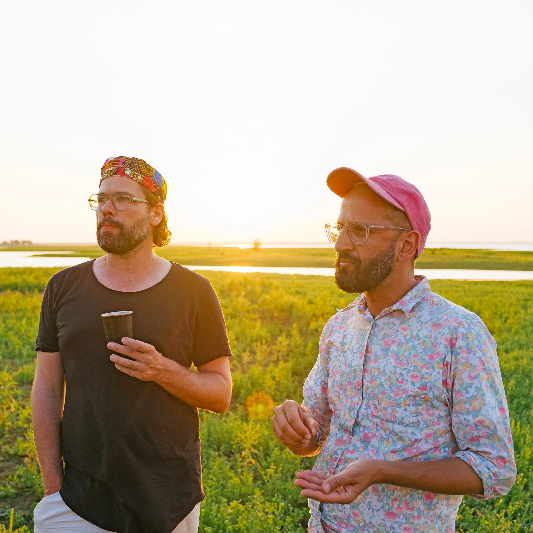 Gernot Würtenberger und Salem El-Mogaddedi von Conflictfood stehen in Mosambik im Sonnenuntergang
