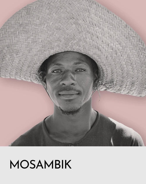 Ein person of color Mann, mit sehr großem Strohhut und Bärtchen. Darunter weisser Balken mit Schrift Mosambik