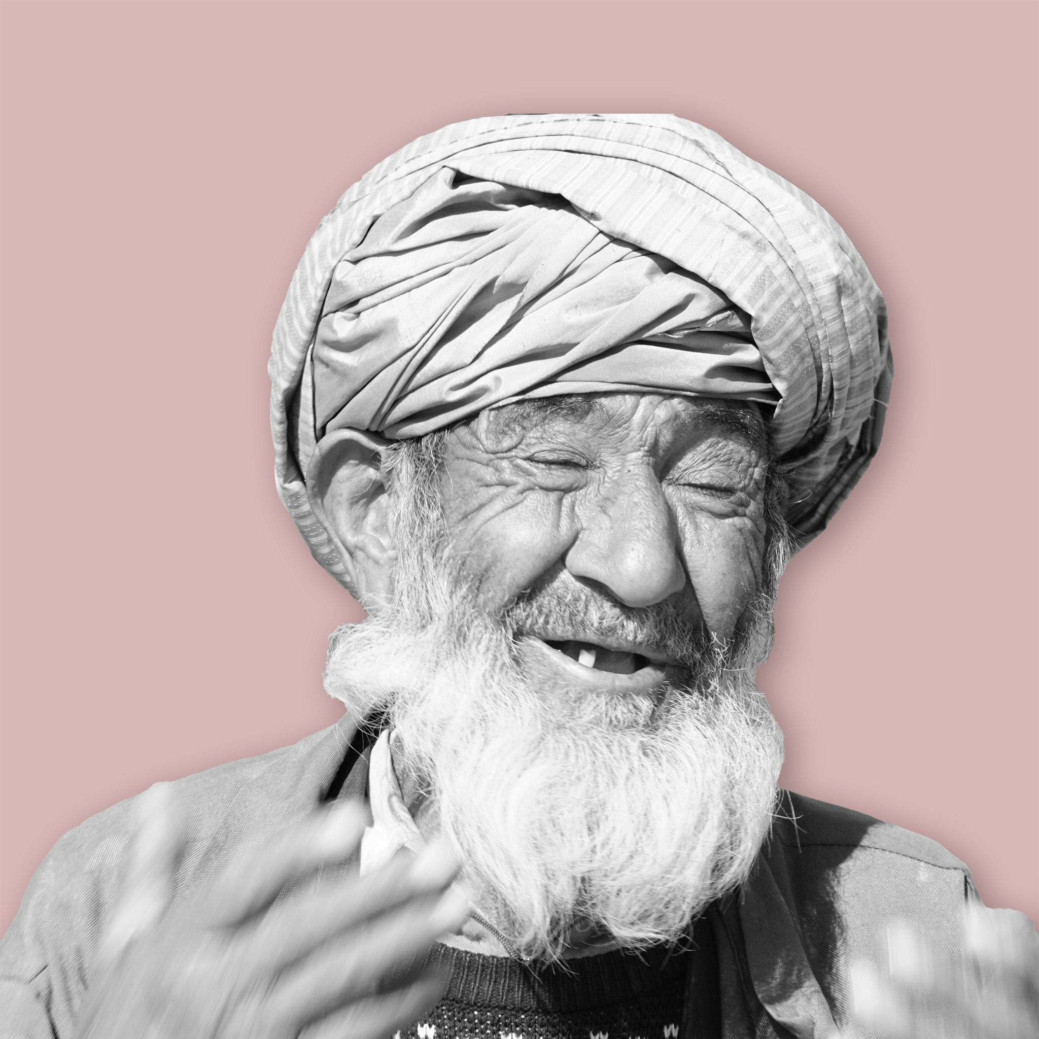 ein weissbärtiger Mann mit Turban seine Augen geschlossen und ein Lächeln im Gesicht
