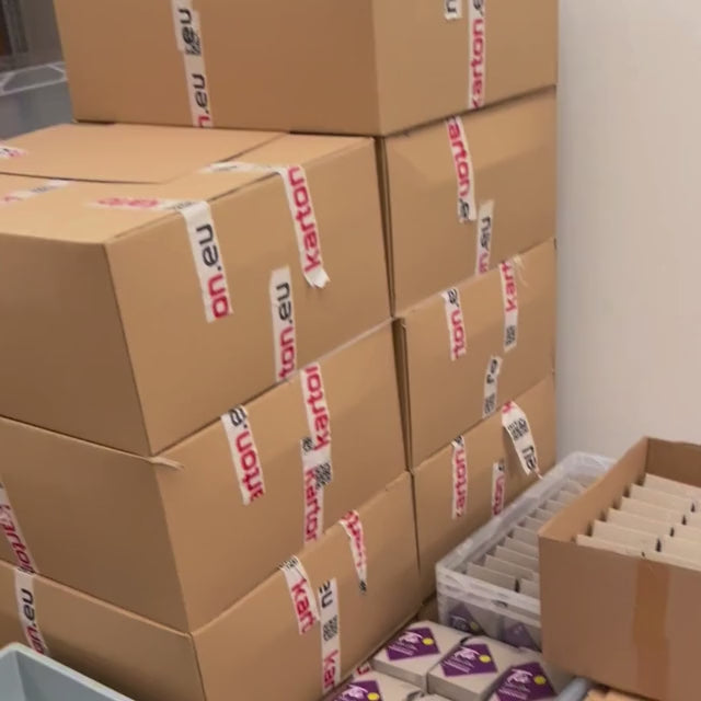Video laden: Conflictfood Produkte liegen für Konfektion und Versand bereit im Lager